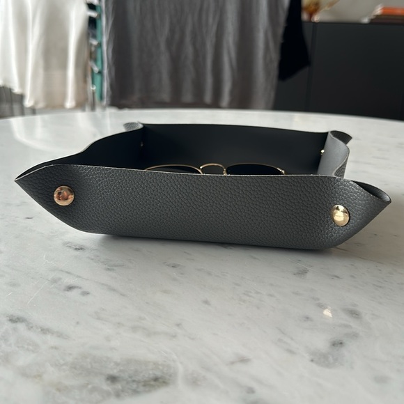 Leatherette Grey Valet - Picture 2 of 5